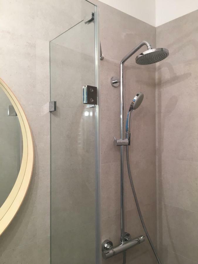 Shoq With Private Parking Apartmán *